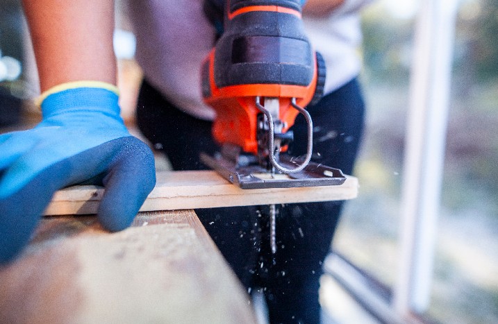 Holzbrett wird mit Stichsäge gesägt