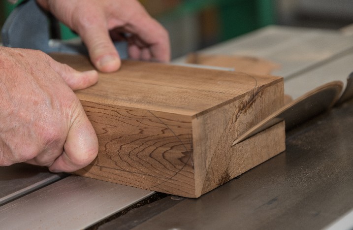 Gehrungssäge schneidet Holz