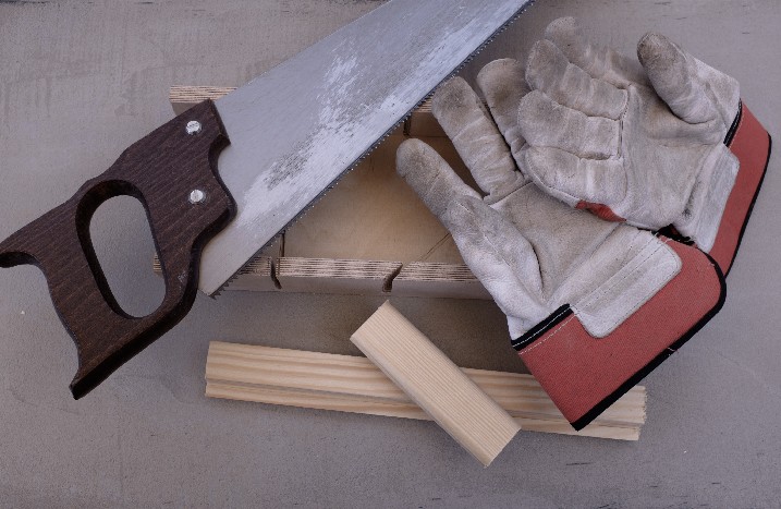 Fuchsschwanzsäge, Gehrungsschiene und Arbeitshandschuhe