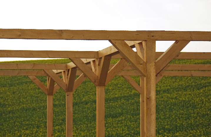 Holzkonstruktion mit Gehrungsschnitten