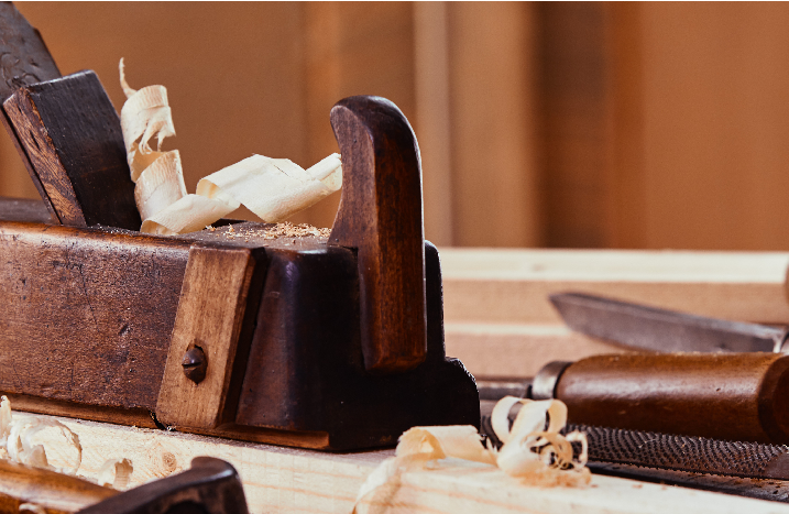 Handhobel auf Holz