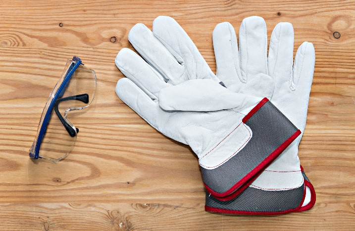 Schutzbrille und Schutzhandschuhe