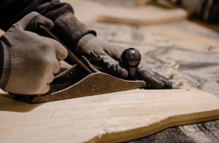 Stirnholz wird gehobelt