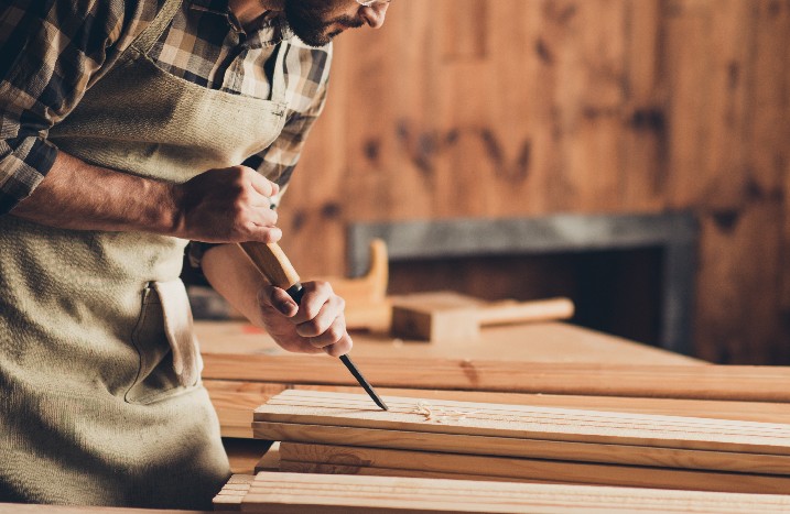 Holz wird gemeißelt