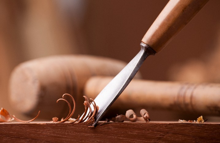 Holz wird gemeißelt
