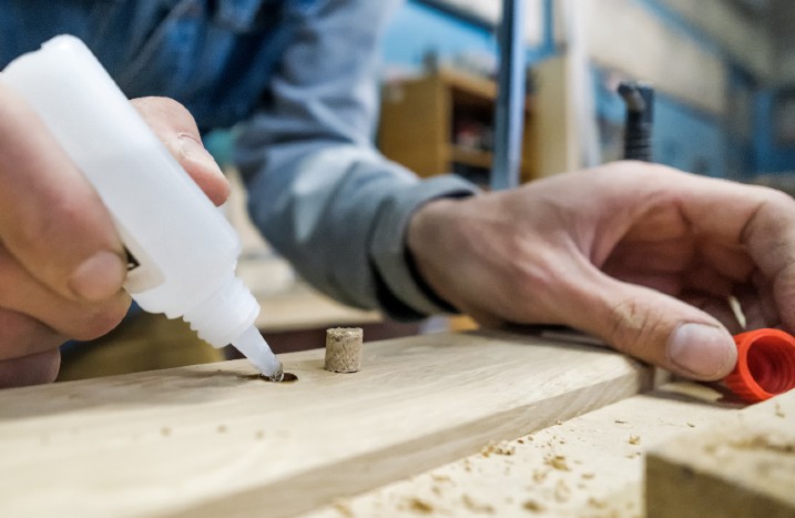 Holzstück wird geleimt