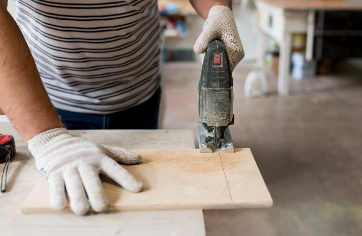 Holzstück wird mit Stichsäge zerteilt