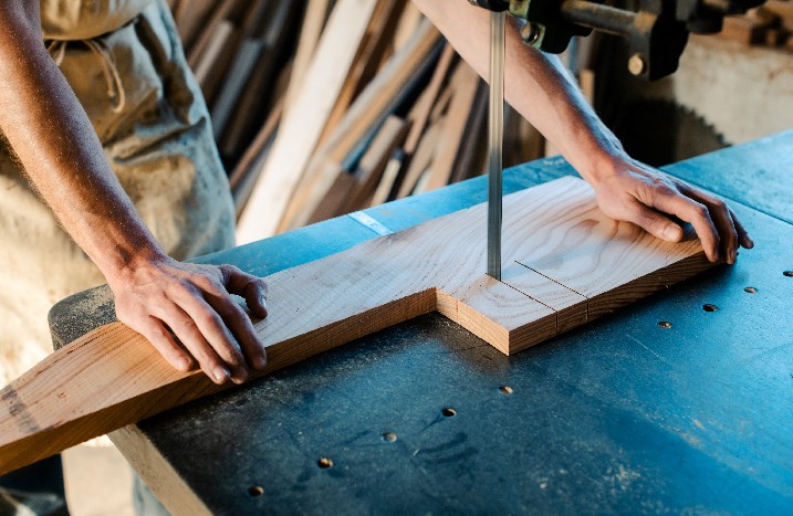Holz wird mit Bandsäge zerschnitten.
