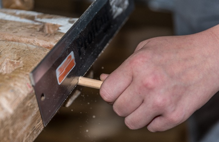 Holzstück wird mit Feinsäge gesägt