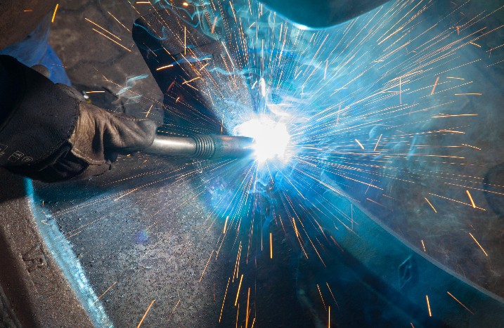 Metallstücke werden zusammen geschweißt