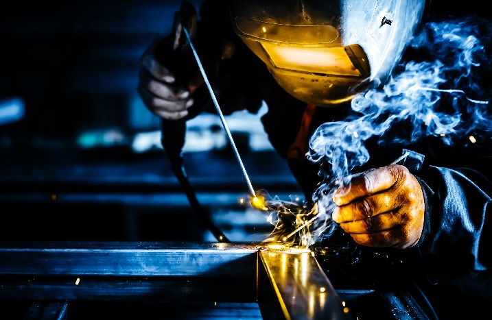 Schweißer arbeitet auf Metall
