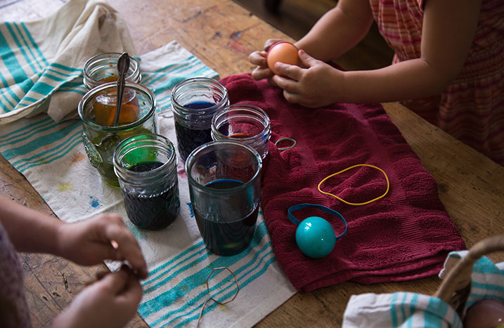Kinder bemalen Ostereier
