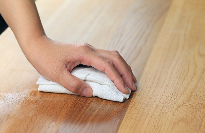 Arbeitsplatte wird gewischt