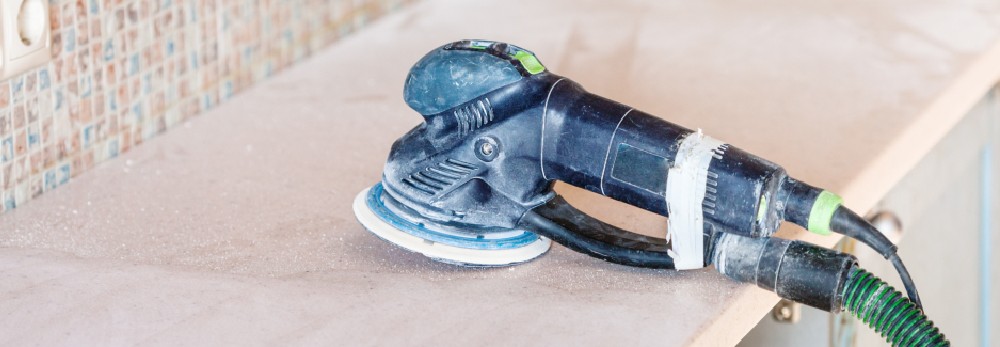 Ein Schleifer auf einer Arbeitsplatte.