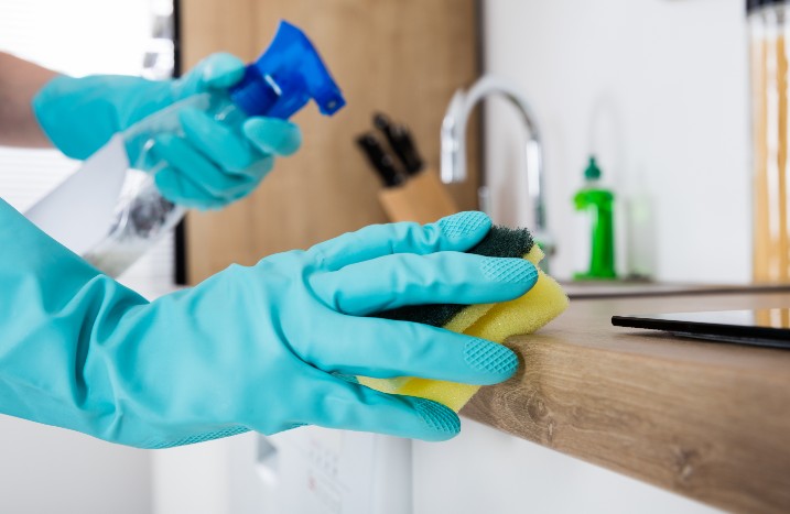 Arbeitsplatte mit Ceranfeld wird gereinigt