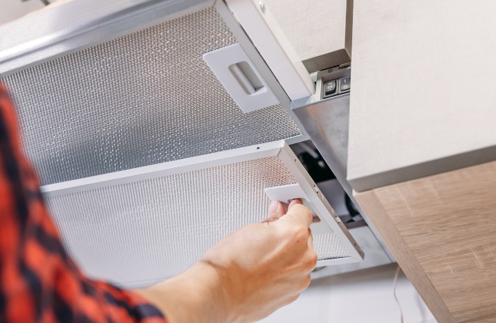 Fettfilter wird neu eingesetzt in Abzugshaube