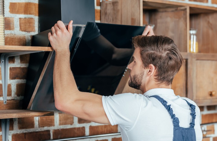 Handwerker montiert schwarze Schräghaube
