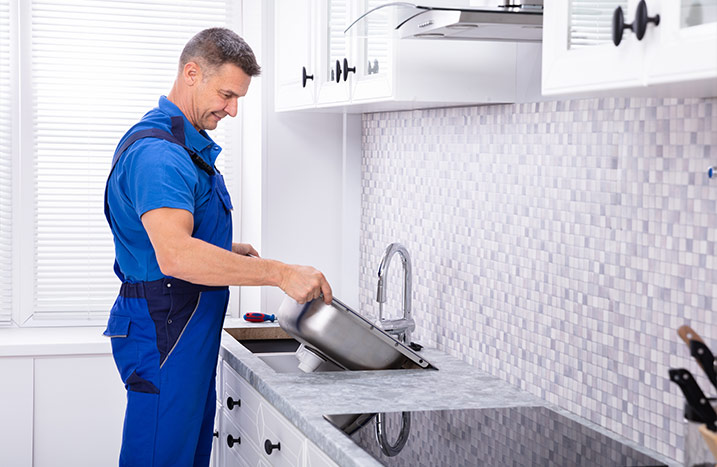Küchenspüle von Handwerker Service montieren lassen