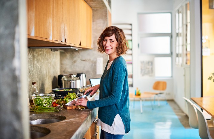 Frau bereitet Essen in moderner Küche vor