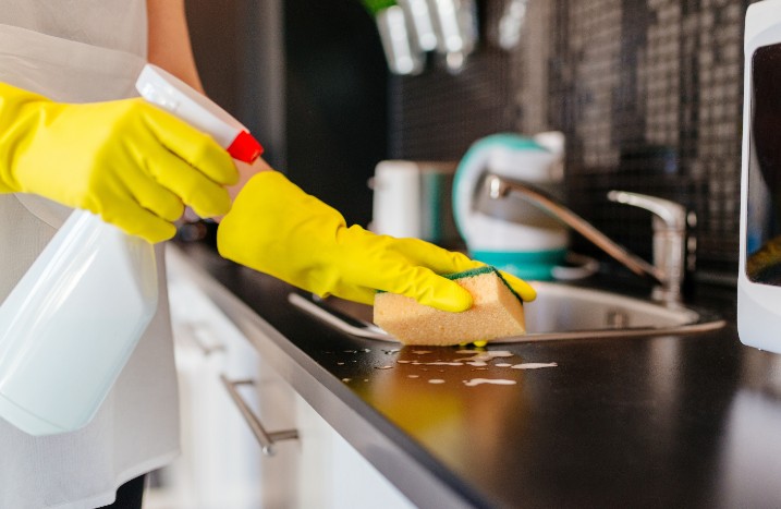 Spüle wird geputzt