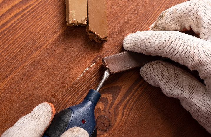Kuerchenarbeitsplatte mit Wachs reparieren