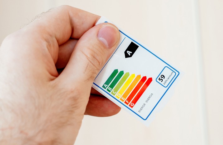 Hand hält Energieeffizienzlabel