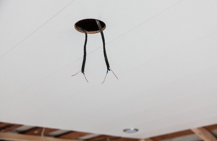 Kabel mit nur zwei Adern hängen aus der Decke.
