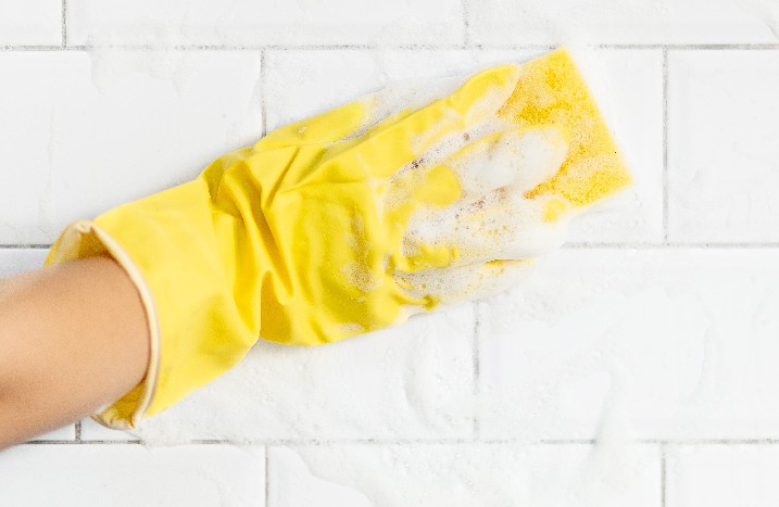 Fliesen reinigen putzen Badezimmer Putzmittel Handschuhe Schwamm