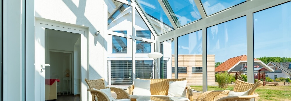 Heller Wintergarten mit Blick in den Garten