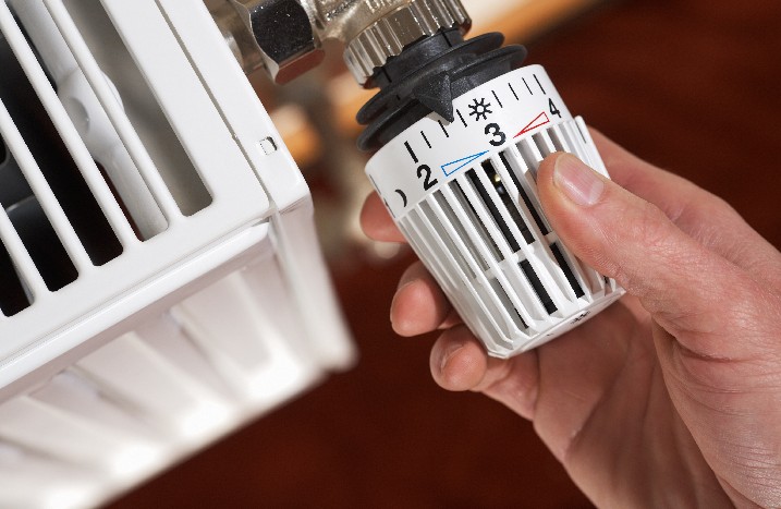 Thermostat an Heizkörper wird reguliert