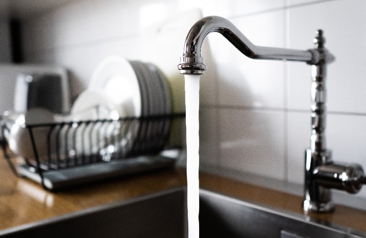 Strahl kommt aus Wasserhahn