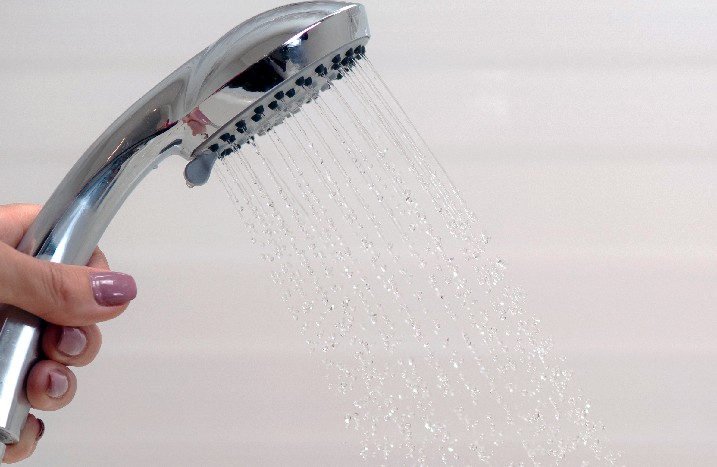 Wasser kommt aus Duschkopf