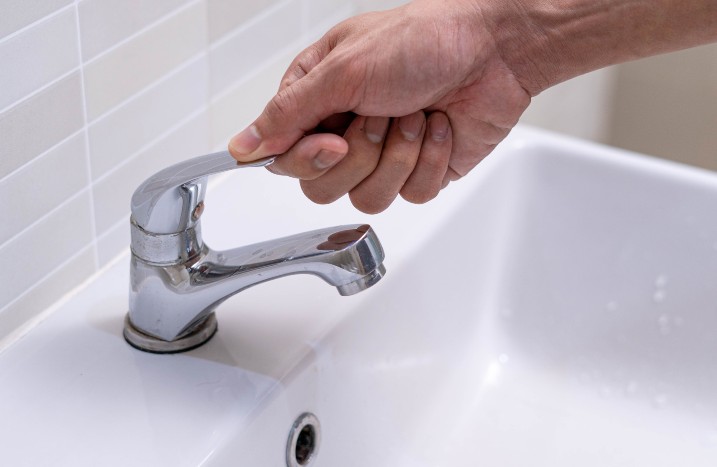 Wasserhahn wird aufgedreht