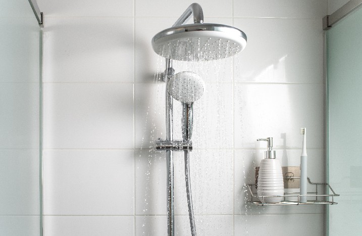 Wasser kommt aus Duschbrause