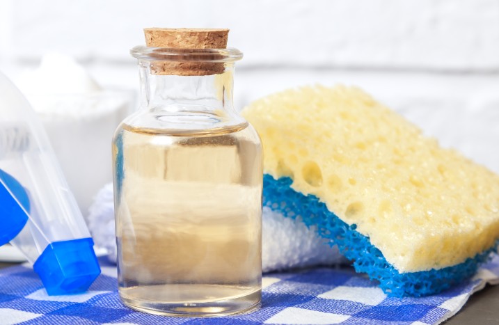 Alternatives Putzmittel in Glasflasche