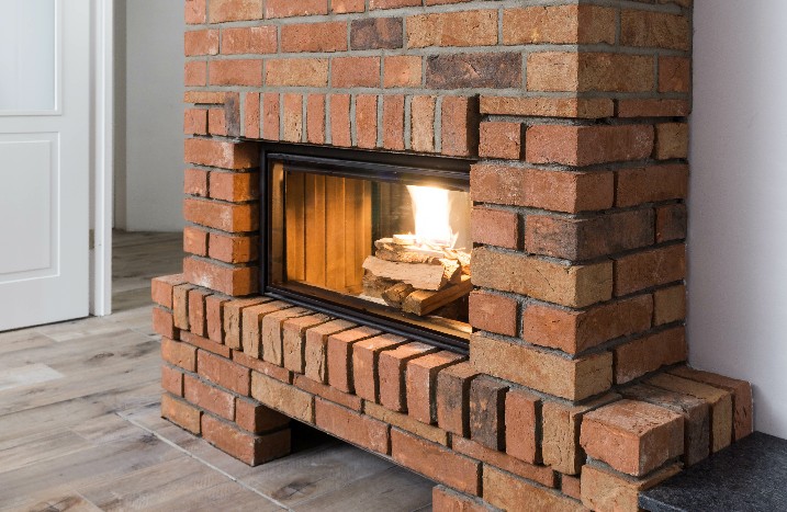 Kamin umrandet mit Ziegelsteinen