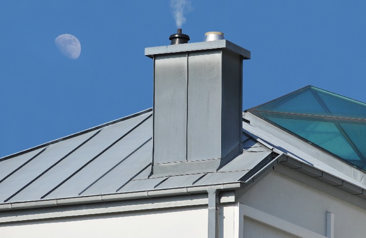 Modernes Hausdach mit verkleidetem Balkon.