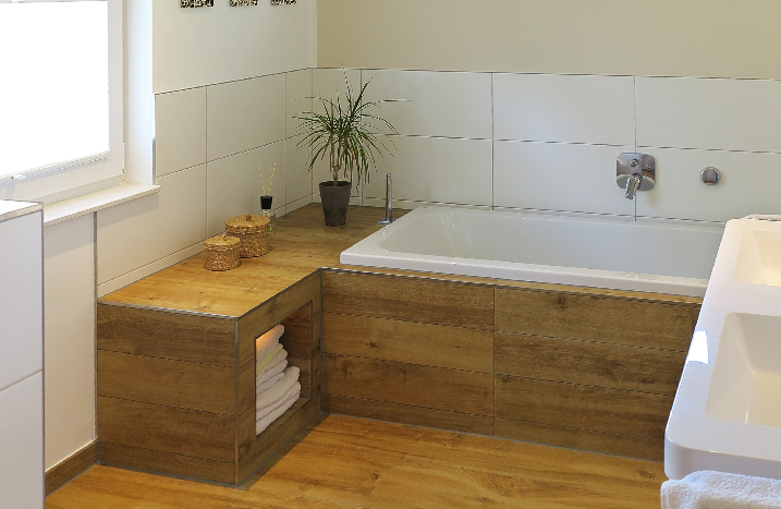 Badewanne mit Holz verkleidet