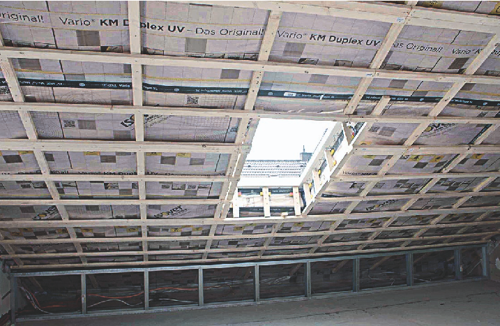 Im Dachstuhl sind bereits die Konterlatten sowie die Basis für den Drempel montiert.