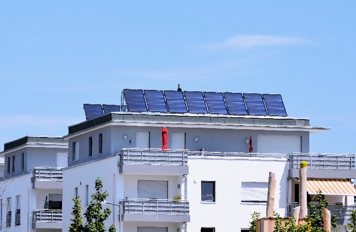 Flachdach mit Solaranlage