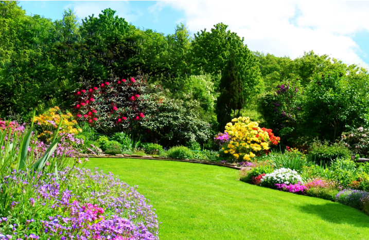 Garten mit Blumenbeeten