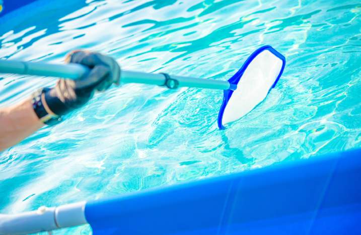 Pool wird gereinigt