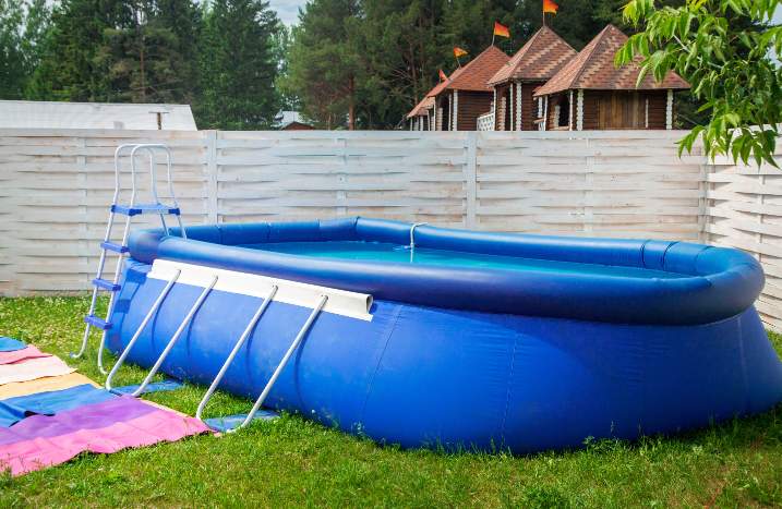 Frame-Pool im Garten