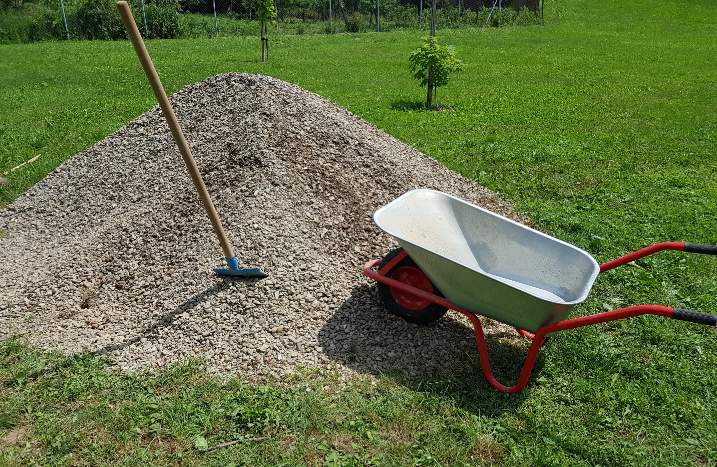 Schubkarre mit Kies