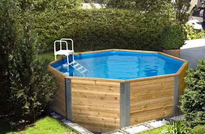 Massivholz-Pool im Garten