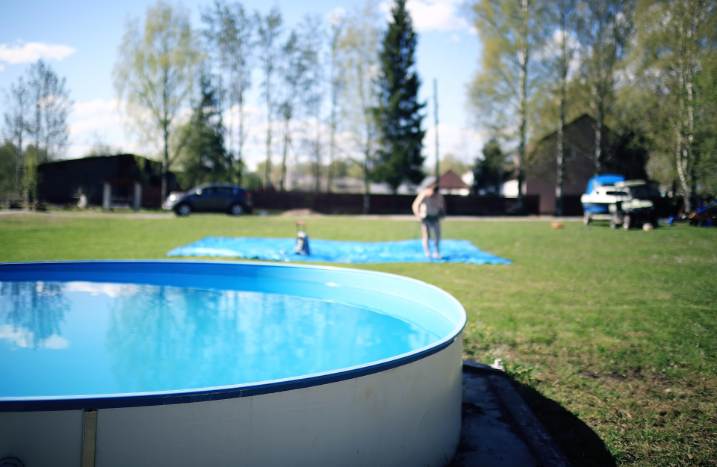 Stahlwandpool im Garten