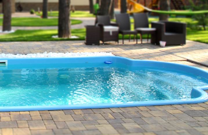 Polyesterpool in Garten