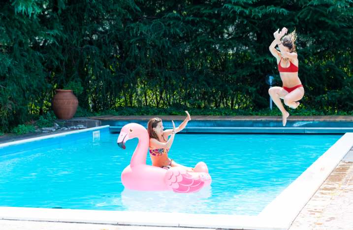 Frauen im Pool