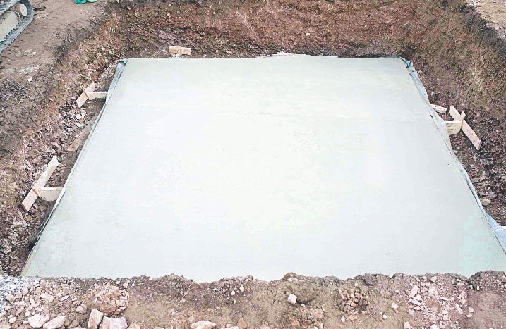 Fertig gegossenes Pool-Fundament aus Beton.