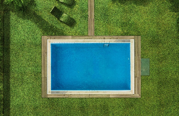 Großer, rechteckiger Pool aus der Vogelperspektive.